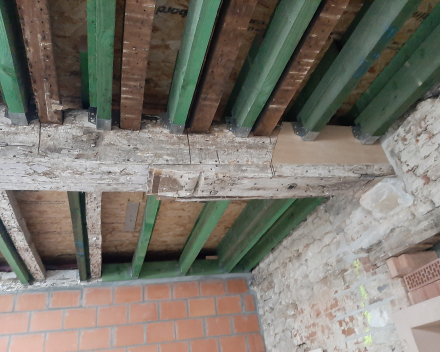 De Bot - zicht op de verstevigde houten structuren. Bij de studie werd maximaal rekening gehouden met het behoud van de eeuwenoude structuur.