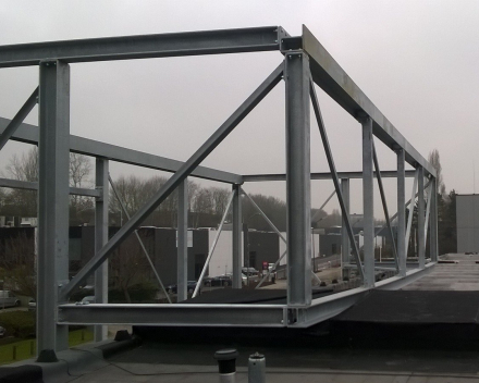 De staalstructuur bij montage.