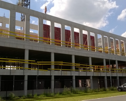 Vanwege de verdiepingshoogte en de slanke kolommen tussen de raamopeningen, werd gebruik gemaakt van hoge-sterkte-beton.