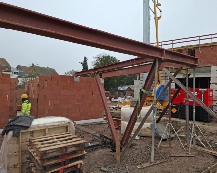 De woningen hebben een opvallende architectuur: de verdieping staat in overkraging op V-vormige slanke stalen profielen.