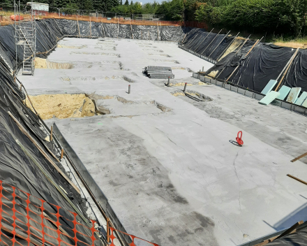 Funderingsplaat van de ondergrondse kelder onder het appartementsgebouw.