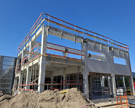Ruwbouw volledig in prefab beton.