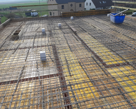 Ter plaatse gestorte betonplaat met berekende wapeningen.