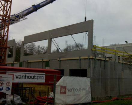 Montage op de werf van de aangevoerde prefab wanden.