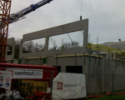 Montage op de werf van de aangevoerde prefab wanden.