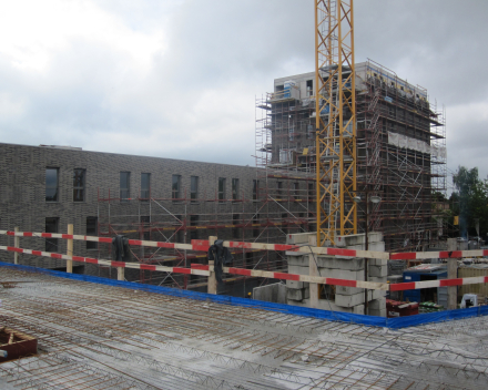 Het gebouw in volle werffaze.