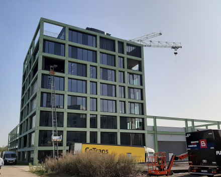 De gevelelementen bestaan uit groene prefab beton.