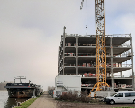 De prefab kolommen werden gemaakt over 2 tot 3 verdiepingen hoogte.